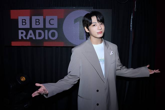 방탄소년단 정국, 英 BBC 라디오 1 '라이브 라운지' 출연..'Seven'·오아시스 커버 '환상 무대'