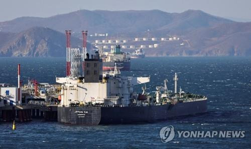 러시아 항만에 정박 중인 중국 유조선 [로이터 연합뉴스 자료사진]