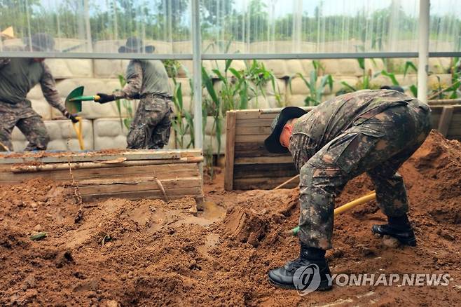 육군 31사단, 수해복구 지원 (무안=연합뉴스) 20일 전남 무안군 해제면 민가에서 육군 제31보병사단 장병들이 수해 복구를 지원하고 있다. 2023.7.20 [육군 제31보병사단 제공. 재판매 및 DB 금지] hs@yna.co.kr