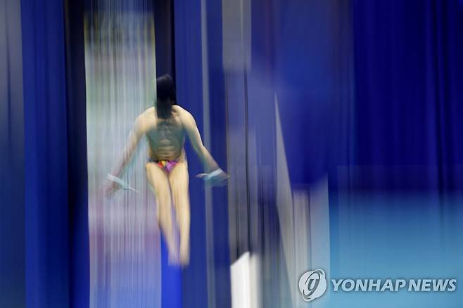 물 속으로 빨려 들어가는 이재경 [로이터=연합뉴스]