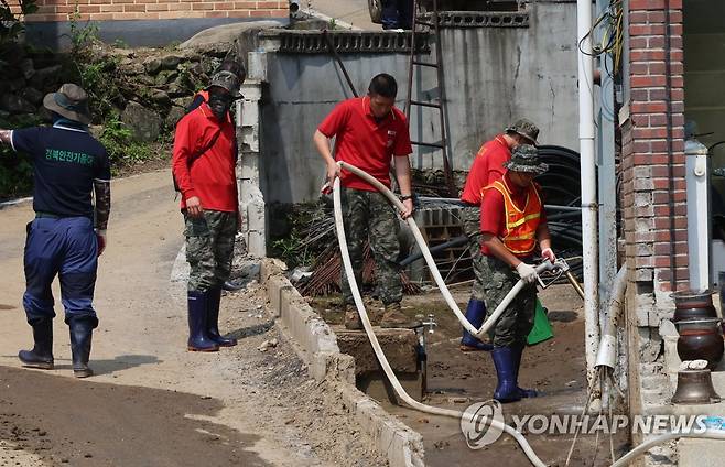 수해복구 지원 나선 해병대 (예천=연합뉴스) 이정훈 기자 = 21일 경북 예천군 감천면 진평2리에서 해병대원들이 수해복구 작업을 하고 있다. 2023.7.21 uwg806@yna.co.kr