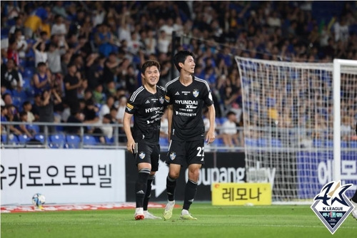 나란히 득점포를 터뜨린 울산 이동경과 김민혁이 웃고 있다. [한국프로축구연맹 제공]