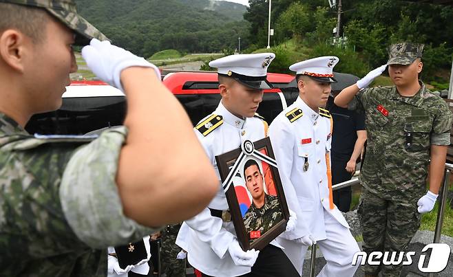 고(故) 채수근 해병대 1사단 포병대대 상병의 안장식이 22일 오후 대전 유성구 국립대전현충원 장병 4묘역에서 거행되고 있다. 2023.7.22/뉴스1 ⓒ News1 김기태 기자