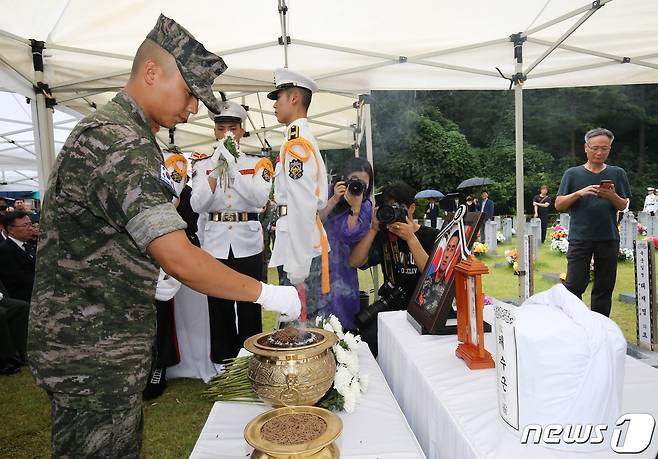 고(故) 채수근 해병대 1사단 포병대대 상병의 안장식이 22일 오후 대전 유성구 국립대전현충원 장병 4묘역에서 거행된 가운데 동기 장병이 분향하고 있다. 2023.7.22/뉴스1 ⓒ News1 김기태 기자