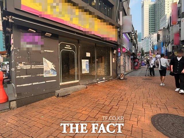 '신림역 인근 칼부림' 사건으로 피해자가 사망했던 골목이 정리 돼 있다. /황지향 인턴기자