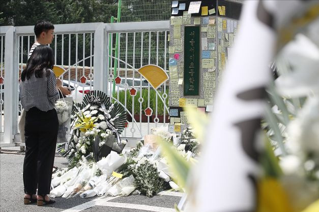 서울 서초구 서이초등학교 내에서 한 교사가 극단적 선택을 한 가운데 지난 20일 오전 서울 서초구 서울서이초등학교 정문 앞으로 고인을 추모하는 시민들의 발걸음이 이어지고 있다. ⓒ데일리안 홍금표 기자