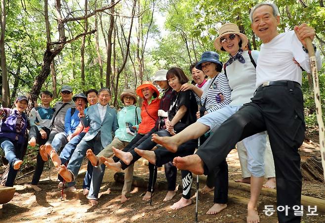 지난해 전립선암 말기 환자였던 박성태 씨(오른쪽)가 경기 남양주 와부 금대산을 맨발로 걷고 회복됐다는 소식에 금대산은 맨발걷기의 명소가 됐다. 남양주=이훈구 기자 ufo@donga.com