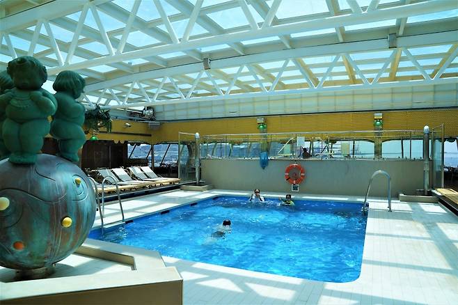 코스타세레나호의 8개의 수영장 중 하나. 날씨가 좋을 때는 개폐식 지붕을 개방한다.