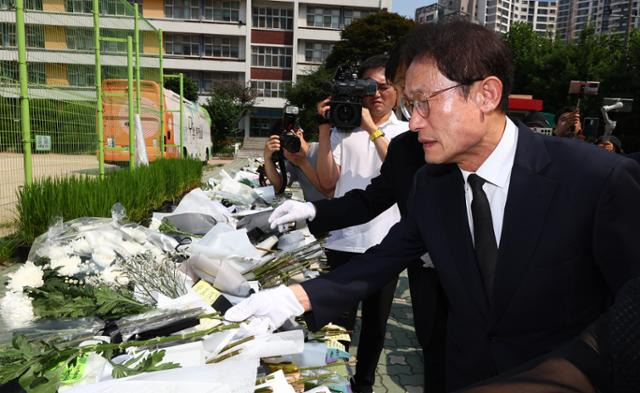 조희연 서울시교육감이 21일 서울 서초구 초등학교에서 고인이 된 교사 추모공간에 헌화하고 있다. 연합뉴스