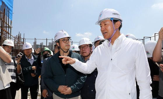 오세훈 서울시장이 19일 서울 동대문구 이문 3구역 주택재개발 정비사업 공사 현장을 찾아 부실시공 제로화를 위한 긴급 현장점검을 하고 있다. 이날 오 시장은 최근 '순살자이', '통뼈캐슬' 등 시민들 사이에서 희화화되는 '부실공사 별명' 등을 언급하며 "많은 국민들이 불안해하고 있다"고 지적했다. 서울시는 지난해 7월부터 100억 이상 공공공사장에서 주요공종을 영상으로 촬영해 기록·관리 중인데, 오 시장은 이를 민간 건설사들도 '자율 결의' 형태로 동참해달라고도 주문했다. 뉴스1