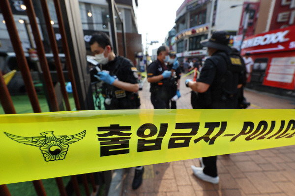 21일 오후 흉기난동 사건이 발생한 서울 관악구 신림역 4번 출구 인근에 폴리스라인이 설치돼 있다. 연합뉴스