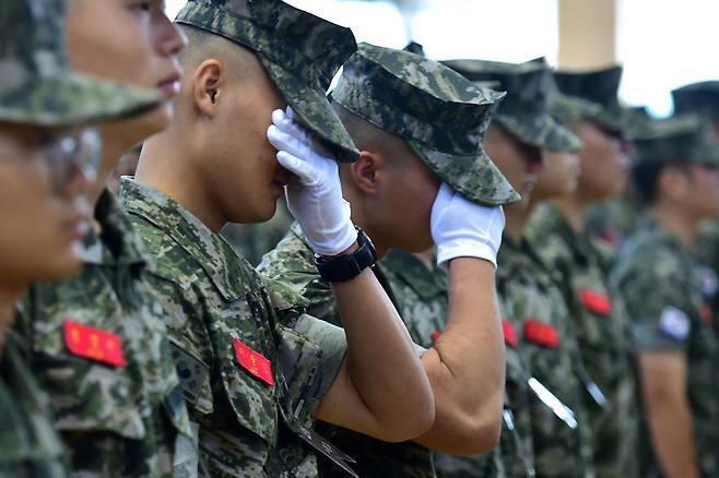 22일 경북 포항 해병대 1사단 체육관인 '김대식관'에서 열린 고 채수근 상병 영결식에서 해병대원이 눈물을 흘리고 있다. / 사진=연합뉴스