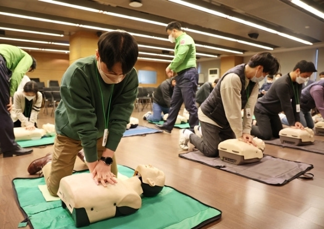 편의점 CU 관계자들이 심폐소생술(CPR) 교육을 받고 있는 모습. [사진 제공 = BGF리테일]