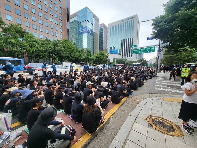 22일 서울 종로 보신각 앞에서 열린 ‘서이초 교사 추모 및 진상 규명 촉구 집회’에 전현직 교사 2000여명(주최측 추산)이 참석했다. 이지안 기자