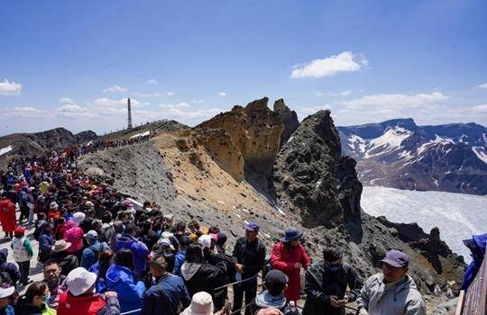 백두산에 오른 관광객들. [사진출처 = 연합뉴스]