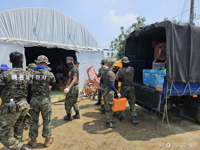 21일 오후 충북 청주시 오송읍 호계리 일대 수해복구 작업에 투입된 특전사 장병들./사진=정세진 기자