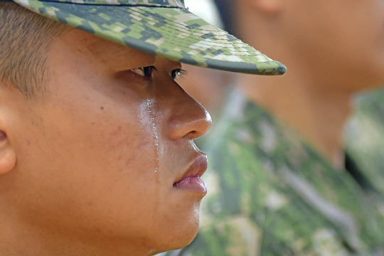 22일 경북 포항 해병대 1사단 체육관인 ‘김대식관’에서 열린 고 채수근 상병 영결식에서 해병대원이 눈물을 흘리고 있다. 연합뉴스.