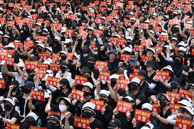 서울 서초구의 한 초등학교에서 발생한 교사 사망 사건과 관련해 22일 오후 서울 종로구 보신각 인근에서 열린 추모식에서 참가자들이 구호를 외치고 있다. [연합]