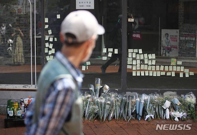 [서울=뉴시스] 김진아 기자 =  경찰이 서울 관악구 신림동에서 행인에게 흉기를 휘둘러 1명을 숨지게 하고 3명에게 중상을 입힌 혐의를 받는 조모(33)씨에 대한 구속영장을 신청했다. 사진은 22일 범행 현장에 추모공간이 마련돼 있는 모습. 2023.07.22. bluesoda@newsis.com