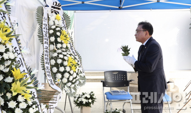 ▲조옥현 전남도의회 교육위원장이 21일 서울 서이초 교사 추모공간을 찾아 애도했다.2023.07.21ⓒ