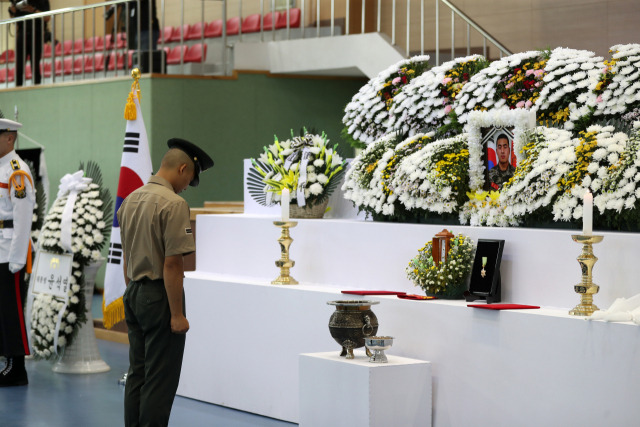 22일 경북 포항 해병대 1사단 김대식관에서 열린 고 채수근 상병 영결식에서 해병대 동기 진승현 일병이 묵념하고 있다. 포항=연합뉴스