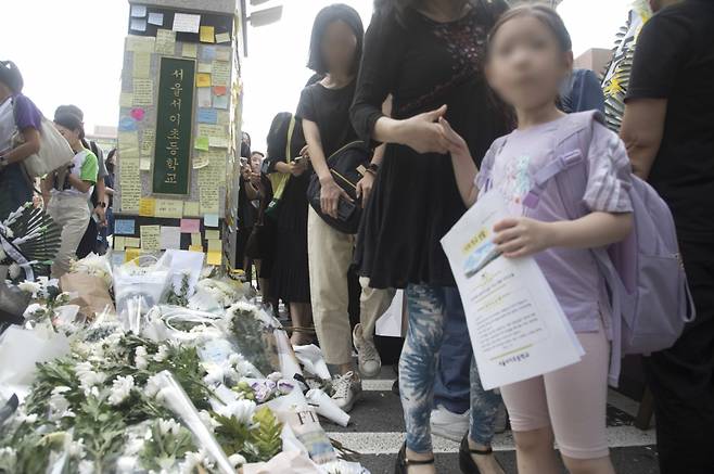 20일 서울시 서초구에 위치한 서이초등학교에 재직중이던 2년차 교사가 학부모와의 갈등 속에서 극단적인 선택을 한 것으로 알려져 추모의 행렬이 이어지고 있다. 서이초 정문과 벽에는 꽃과 조화가 가득 놓여있고, 시민들의 추모의 글로 기둥과 벽이 가득 메워지고 있다. ⓒ시사저널 이종현