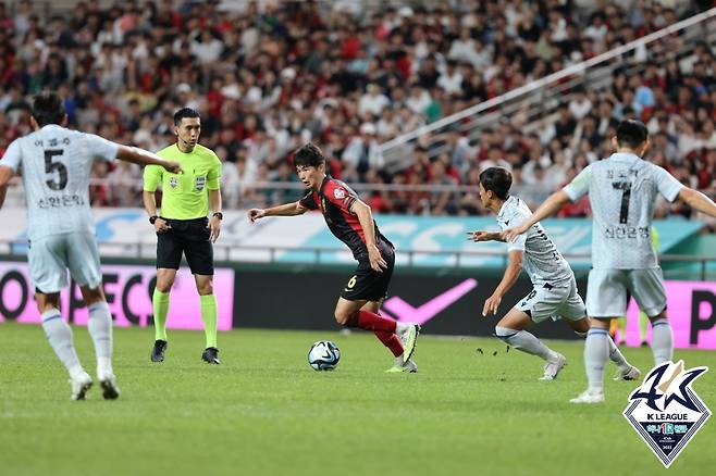 기성용(가운데). /사진=한국프로축구연맹