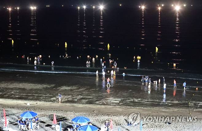 야간개장한 제주 해수욕장 풍경 [연합뉴스 자료사진]