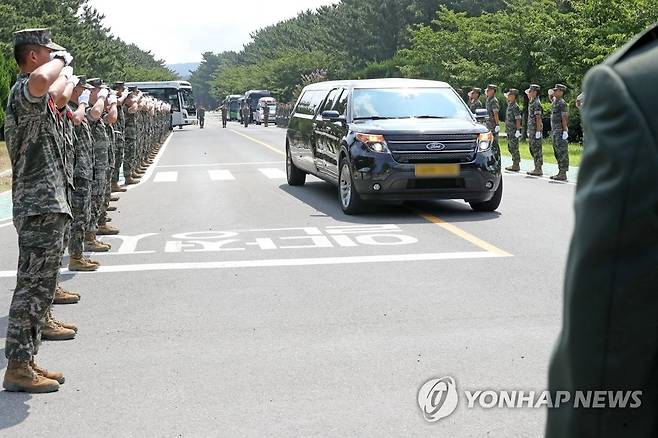 운구차 이동 (포항=연합뉴스) 손대성 기자 = 22일 경북 포항 해병대 1사단 체육관인 '김대식관'에서 열린 고 채수근 상병 영결식에서 고인을 태운 운구차가 이동하고 있다.
    채 상병은 지난 19일 오전 9시께 예천 내성천에서 실종자를 수색하던 중 급류에 휩쓸려 숨졌다. 2023.7.22 sds123@yna.co.kr