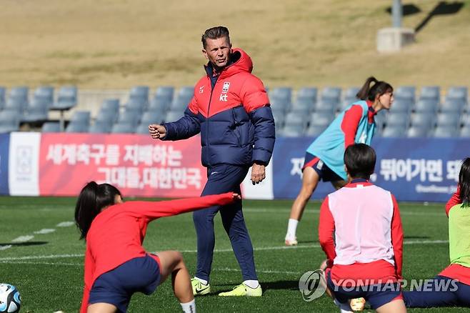 훈련 지도하는 벨 감독 (캠벨타운[호주]=연합뉴스) 김주성 기자 = 콜린 벨 한국 여자 축구대표팀 감독이 콜롬비아와의 조별리그 첫 경기를 사흘 앞둔 22일 오후 호주 시드니 외곽의 캠벨타운 스포츠 스타디움에서 훈련을 지도하고 있다. 2023.7.22 utzza@yna.co.kr