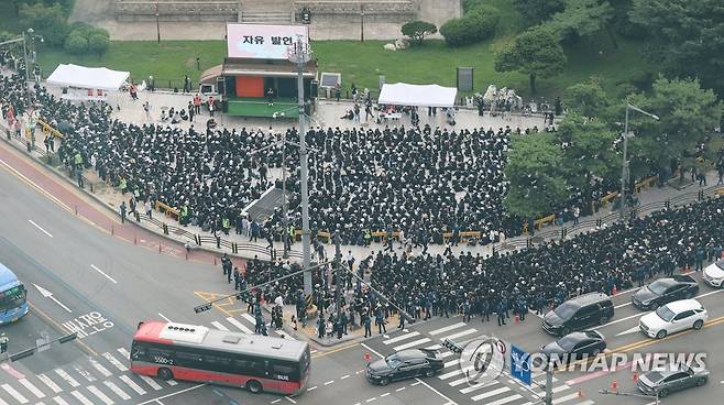 추모식 위해 보신각에 모인 교사들 (서울=연합뉴스) 신현우 기자 = 서울 서초구의 한 초등학교에서 발생한 교사 사망 사건과 관련해 22일 오후 서울 종로구 보신각 인근에서 추모식이 열리고 있다. 2023.7.22 nowwego@yna.co.kr