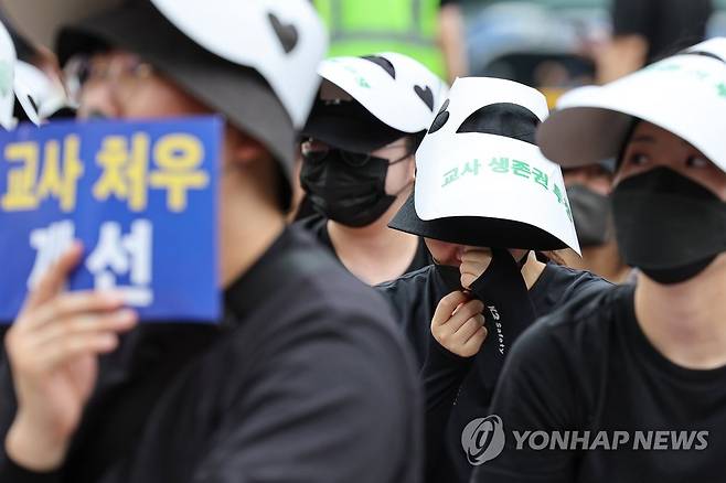 교사들의 슬픔 (서울=연합뉴스) 신현우 기자 = 서울 서초구의 한 초등학교에서 발생한 교사 사망 사건과 관련해 22일 오후 서울 종로구 보신각 인근에서 열린 추모식에서 한 참가자가 눈물을 흘리고 있다. 2023.7.22 nowwego@yna.co.kr