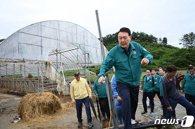 윤석열 대통령이 지난 18일 집중호우 피해를 입은 충남 공주 탄천면을 방문해 피해 상황을 살펴보고 있다. (대통령실 제공) 2023.7.18/뉴스1 ⓒ News1 오대일 기자