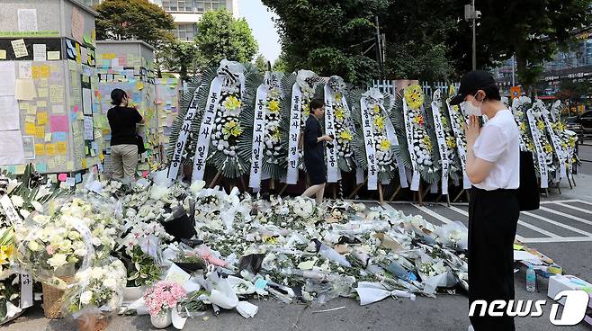 21일 서울 서초구 서이초등학교에 마련된 극단적 선택으로 세상을 떠난 교사의 추모공간에 시민들의 발길이 이어지고 있다. 정식 추모공간은 이날부터 23일까지 서울강남서초교육지원청에 마련된다. 2023.7.21/뉴스1 ⓒ News1 박지혜 기자