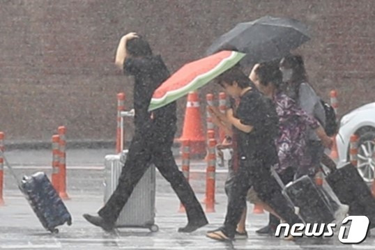 장맛비가 내리는 제주국제공항에서 관광객들이 발걸음을 옮기고 있다.2023.6.25/뉴스1 ⓒ News1 강승남 기자