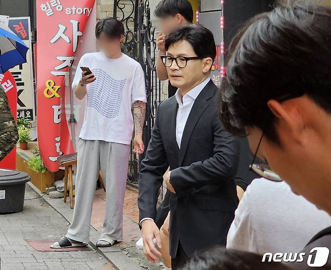 한동훈 법무부 장관이 22일 서울 관악구 신림역 인근 '묻지마 흉기난동' 사건이 일어난 현장을 찾아 사망한 20대 A씨를 추모하고 있다. (독자 제공) 2023.7.22/뉴스1 ⓒ News1 김진환 기자