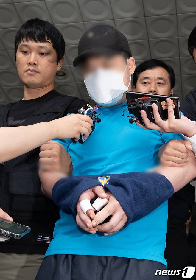 ‘신림동 칼부림’ 피의자 조모씨가 23일 구속 전 피의자 심문(영장실질심사)에 출석하기 위해 서울 관악경찰서에서 호송차로 향하고 있다. 2023.7.23/뉴스1 ⓒ News1 이재명 기자