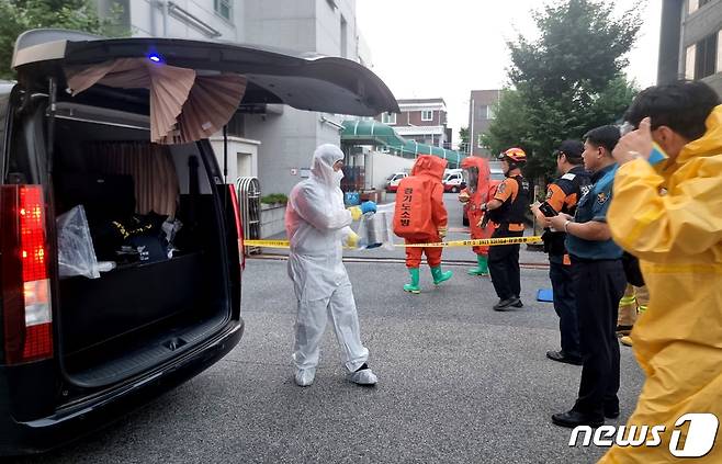 21일 경기도 평택시 지산동 송탄우체국에서 유해물질 우편물 의심신고를 받고 출동한 소방 관계자들이 현장 확인을 하고 있다. (경기도소방재난본부 제공) 2023.7.22/뉴스1