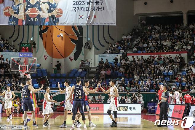 23일 오후 KB국민은행 2023 남자농구 국가대표 평가전 대한민국과 일본의 경기가 열린 서울 송파구 잠실학생체육관이 관중들로 가득 차 있다. 2023.7.23/뉴스1 ⓒ News1 민경석 기자