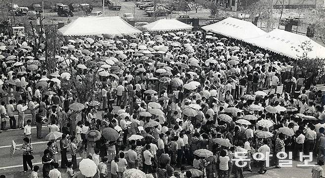 청약제도는 1978년 5월 ‘주택공급에 관한 규칙’이 제정되면서 현재와 같은 모습을 갖췄다. 이전까지는 민영아파트의 경우 단순 추첨방식으로 공급됐다. 사진은 1975년 서울 송파구 잠실 아파트 분양 현장에 신청자들이 장사진을 이룬 모습이다. 동아일보 DB