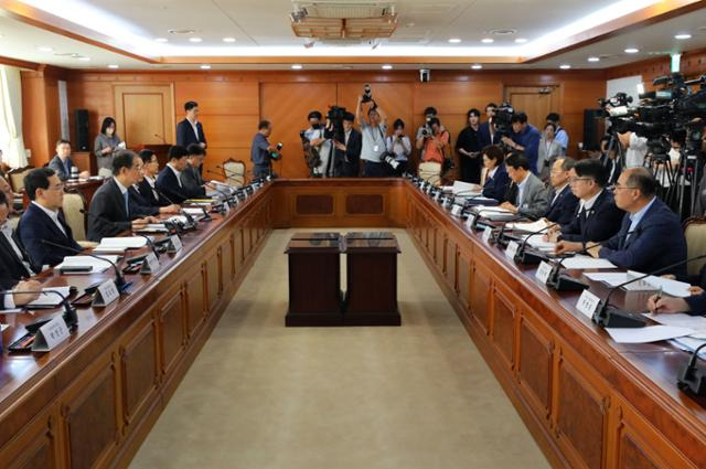 한덕수 국무총리가 지난 20일 오후 서울 종로구 정부서울청사에서 국가첨단전략산업위원회를 주재하고 있다. 올해 장차관급 이상 정무직 공무원들은 연봉 10% 후원에 참여 중이다. 뉴시스