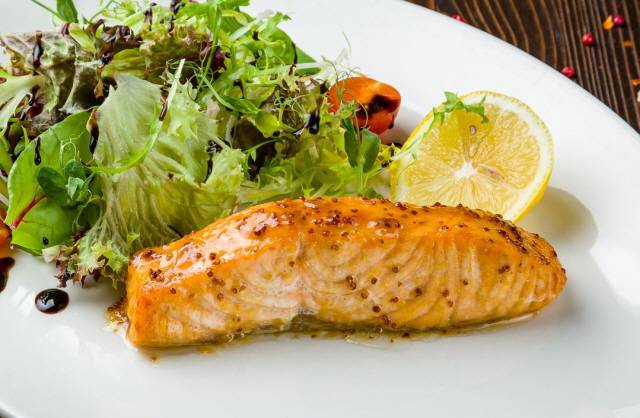 연어를 넣기 전 기름을 두르고 팬을 고열로 가열하면 연어 껍질 속 단백질을 순식간에 응고시켜 팬에 달라붙는 것을 방지할 수 있다./사진=게티이미지뱅크