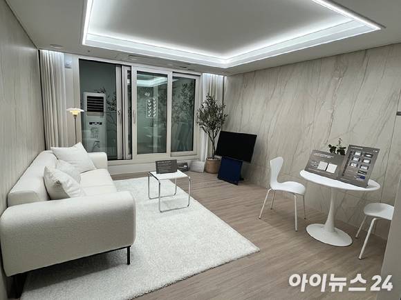 '광명센트럴아이파크' 견본주택 전용 49㎡타입의 거실. [사진=안다솜 기자]