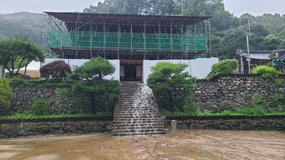 지난 15일 경북 예천군 용문면 용문사 내 국보 제328호인 '대장전과 윤장대' 인근도 침수됐다. 이날 보수 공사 중인 대장전 앞으로 물이 쏟아져 내리고 있는 모습. 사진 김윤기 ㈜서정 대표