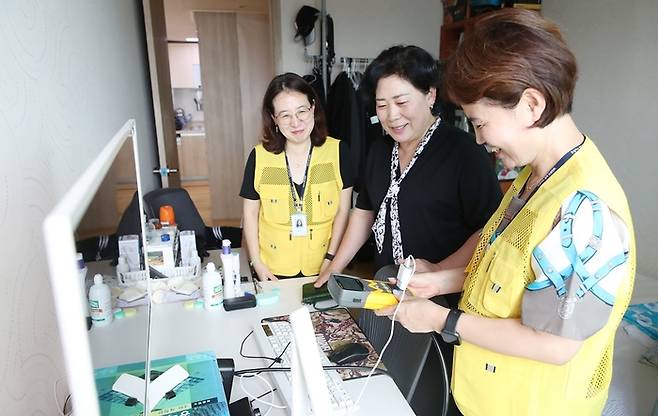 서울 성동구 송정동의 한 아파트에서 에너지 진단·컨설팅 담당자들이 대기전력을 측정하고 있다. 성동구 제공