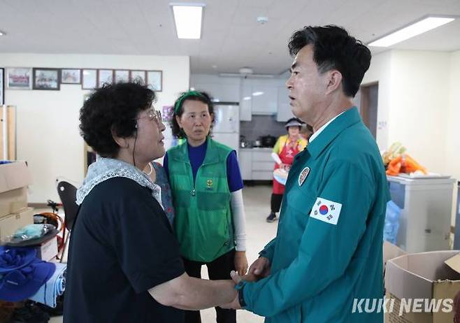 충남도가 호우 특별재난지역으로 지정된 공주시 등 4개 시군의 지적측량 수수료를 감면한다. 사진은 김태흠 지사가 지난 21일 집중호우때 큰 피해를 입은 공주시 옥룡동의 한 노인정을 찾아 주민을 격려하고 있는 모습.