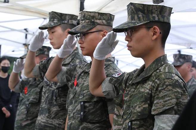 故 채수근 상병의 안장식이 22일 오후 국립대전현충원에서 거행되고 있는 가운데 동료들이 채 상병에게 경례하고 있다. 