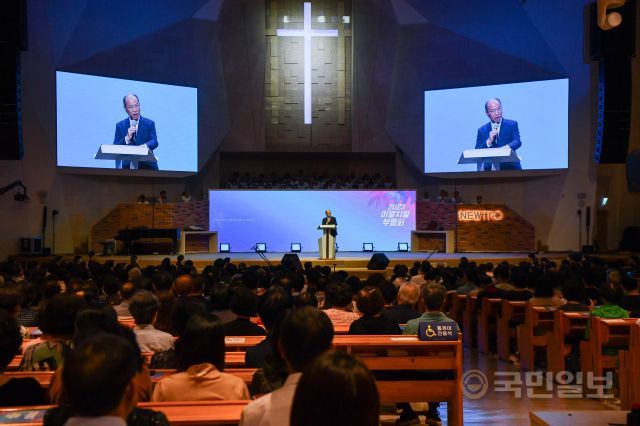 만나교회 김병삼 목사가 23일 열린 2023 이열치열 부흥회에서 기도회를 인도하고 있다. 신석현 포토그래퍼
