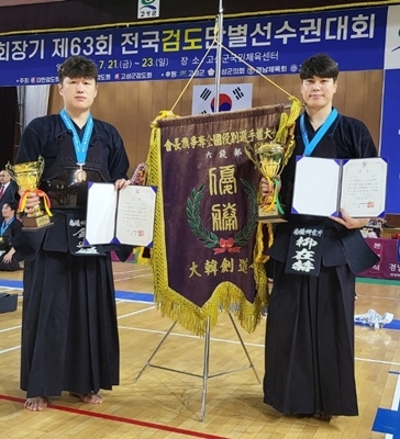 남자 6단부서 우승한 유재혁(오른쪽)과 3위에 입상한 김정진.남양주시청 제공