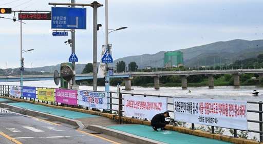 서울-양평 고속도로 사업 백지화에 반발하는 주민들이 내건 현수막이 양평군 곳곳에 걸려 있다. 경기일보DB